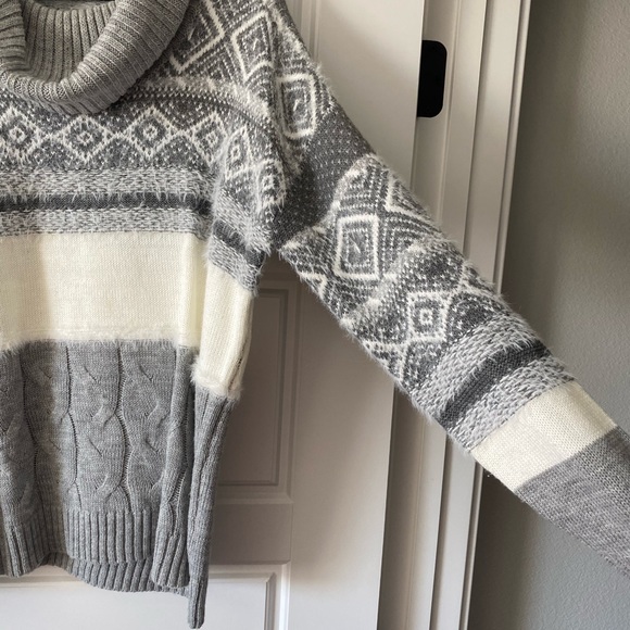 Women’s Gray and White Turtleneck Sweater - Picture 3 of 4